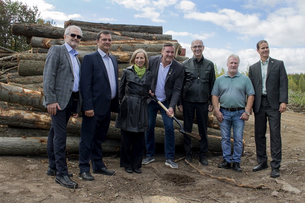 De gauche à droite : Luc Auclair, Construction Longer, Éric Tessier, directeur développement industriel, Granby Industriel, Sylvie Senay, propriétaire d’Avril, Pascal Bonin, maire de Granby, Rolland Tanguay, propriétaire d’Avril, Robert Vincent, conseiller municipal, Patrick St-Laurent, directeur général, Granby Industriel.